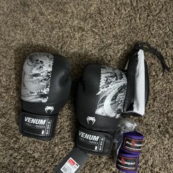 Venum 10 Oz Boxing Gloves Hand Wraps And Speed Bag