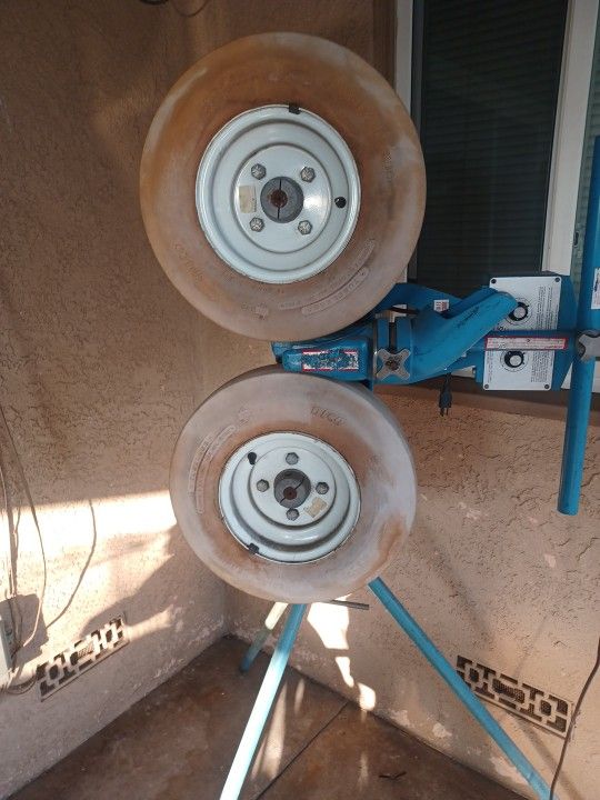  Jugs Pitching Machine   With Balls 