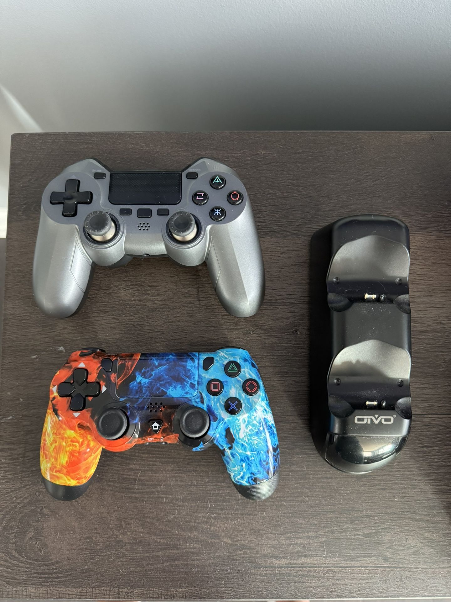 2 PlayStation 4 (PS4) Controllers + Charger Stand