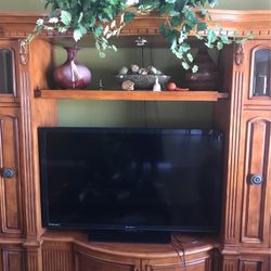 TV STAND(NO TV OR DECORATIONS)