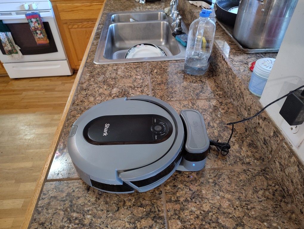 Shark robot Vacuum And Compatible With Voice Control
