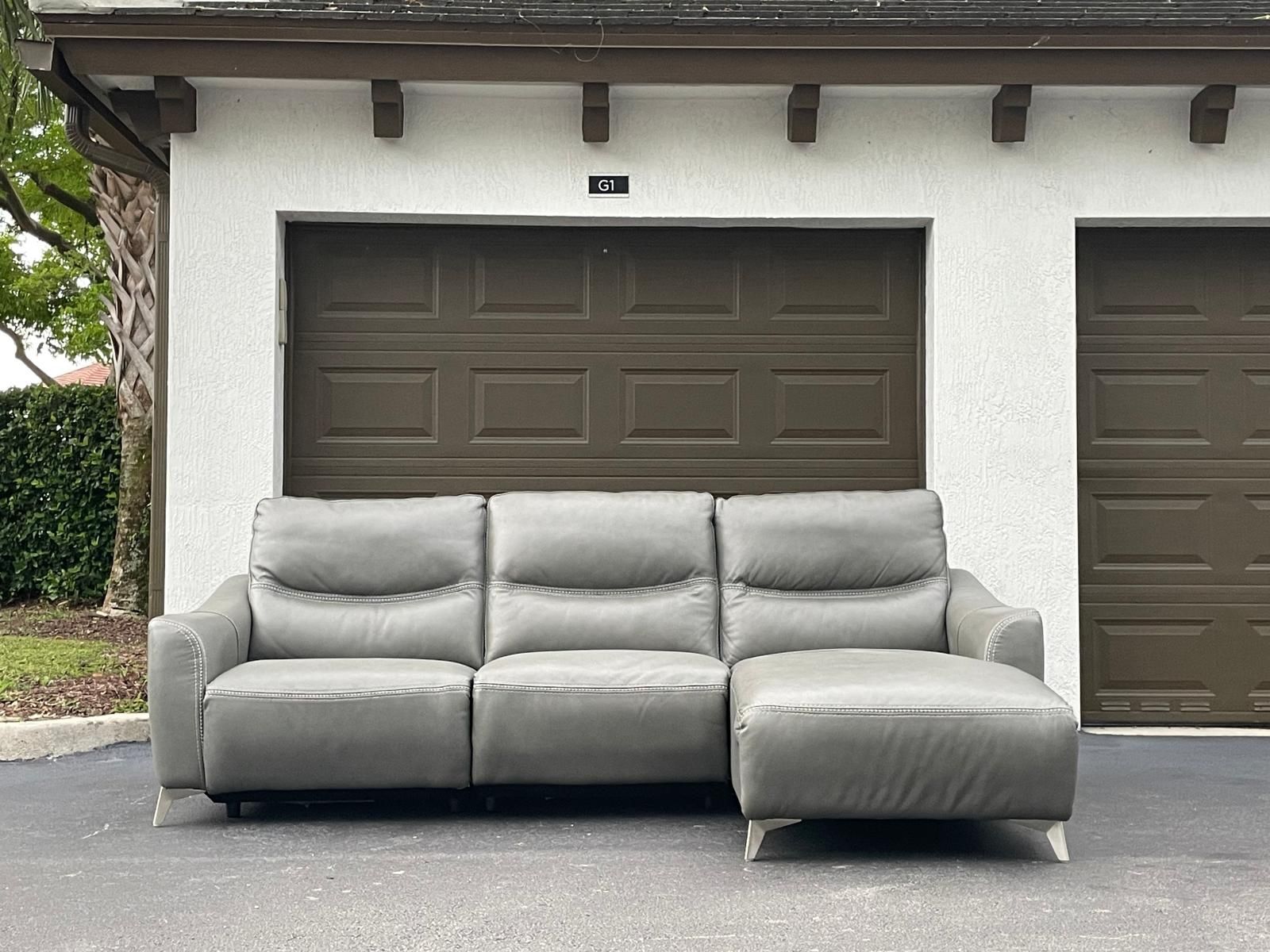 🛋️ Sectional Couch/Sofa - LIKE NEW - Leather - Delivery Available 🚛