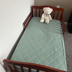 Wooden Toddler Bed w/Mattress and sheet