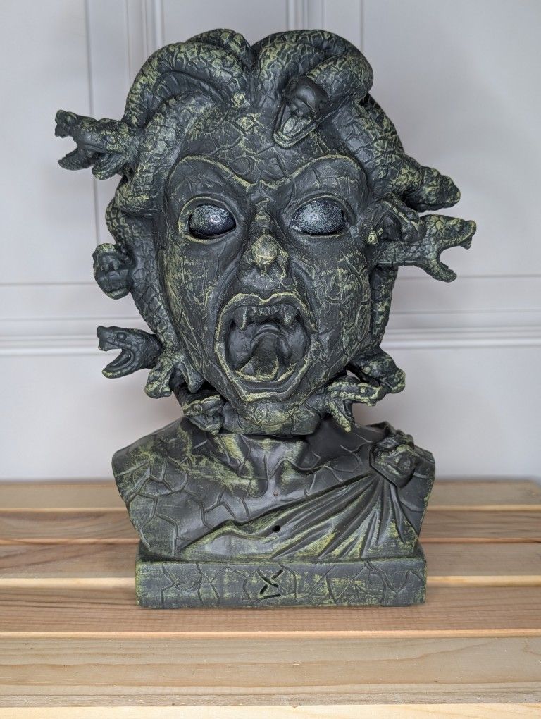 Halloween Medusa Head Rubberized Top Plastic Base