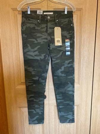 NWT Levi’s 711 Women’s Pants Size 4 (27 waist) Green Camo Skinny Ankle