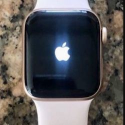 Series 5 Apple Watch (LOCKED)