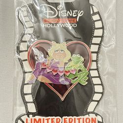 Disney DSSH 2022 Valentine's Day Love Is In The Air Kermit & Piggy LE 400 pin