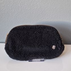 Lululemon Everywhere Fleece Belt Bag - Black sherpa /Gold 