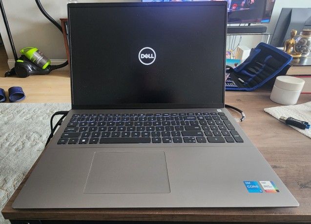 ๐ป Dell Vostro 5620 Laptop โ i5 / 32GB RAM / 500GB NVMe SSD โ Like New