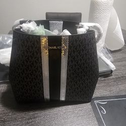 New Michael Kor Medium Purse 