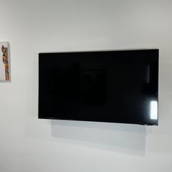 Wall-Mounted Samsung Flat Screen TV – Slim Black Smart TV