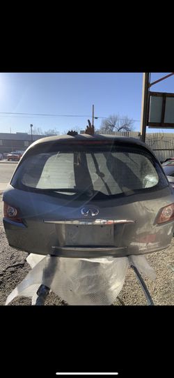 03 2007 Infiniti fx35 fx45 rear trunk lid good condition and have more parts