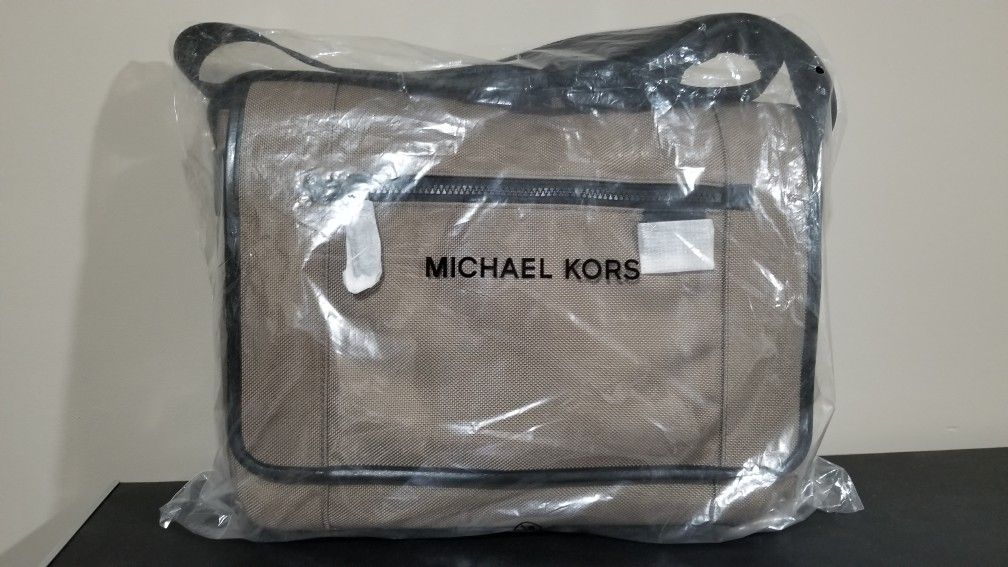 Brand NEW Michael Kors Mens Travis Nylon Messenger Laptop/Commuter Bag in Taupe