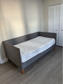 Chadlee Upholstered Daybed