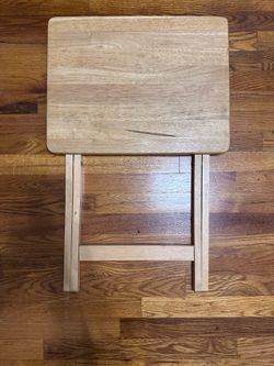 Foldable tray table