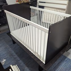 Crib And Mattress That Convertd To Toddler Bed. Good Condition And Has Pieces Included To Adjust Bed. 