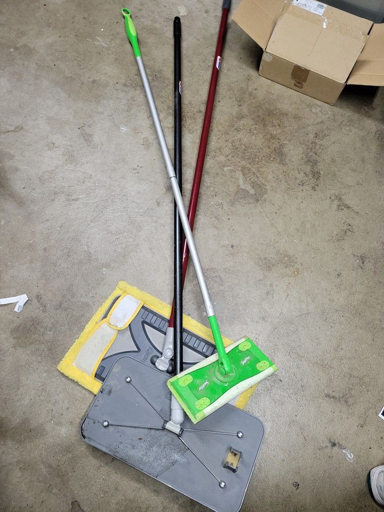 FREE 2 dust mops 1 swiffer