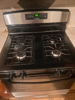 30in, 4 burner, freestanding gas stove in stainless steel with bake assist temp