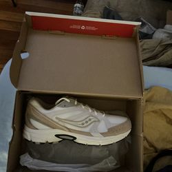 Saucony Ride Millennium White/Sand – Men’s 10.5 / Women’s 12 (NWB)