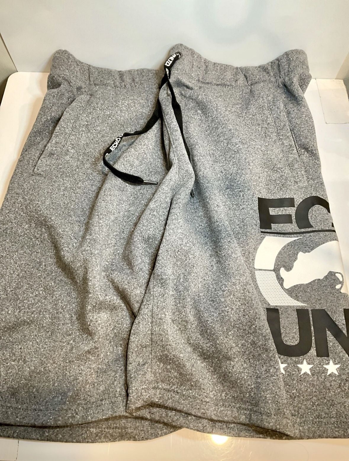 NEW ECKO UNLTD. MEN'S GRAY  ADJUSTABLE PULL ON SHORTS SIZE XL (NO TAG)