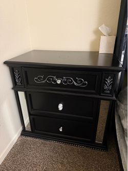 King size bed with two night stands