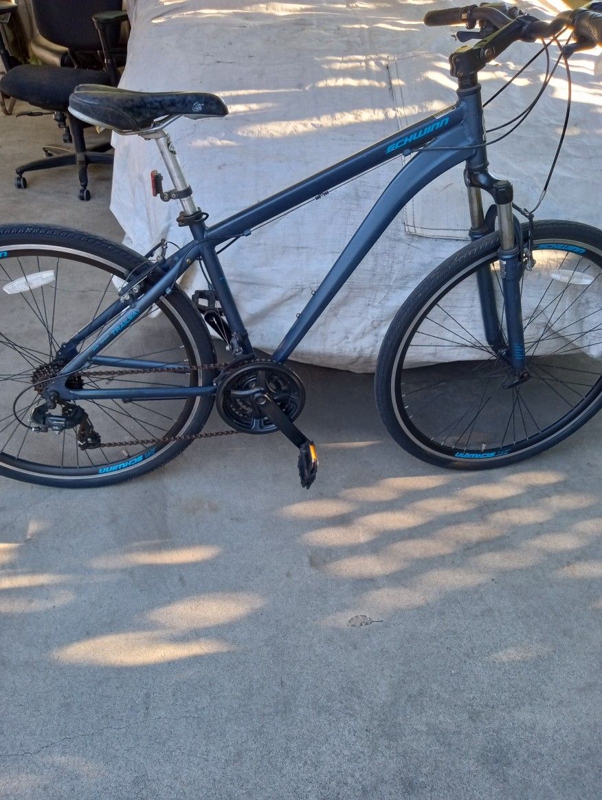 Schwinn ALUMINUM Trailway 700c/28" Hybrid Bike