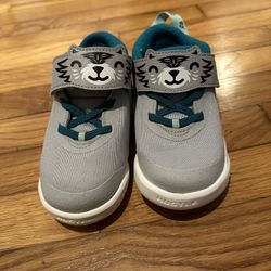 New Nike Hustle basketball shoes with wolf print, Toddler size 9