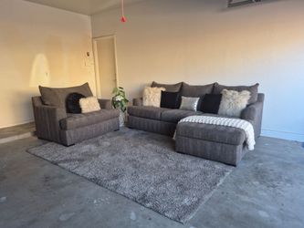 Free Delivery - Reversible Sectional & Oversized Chair by Broyhill