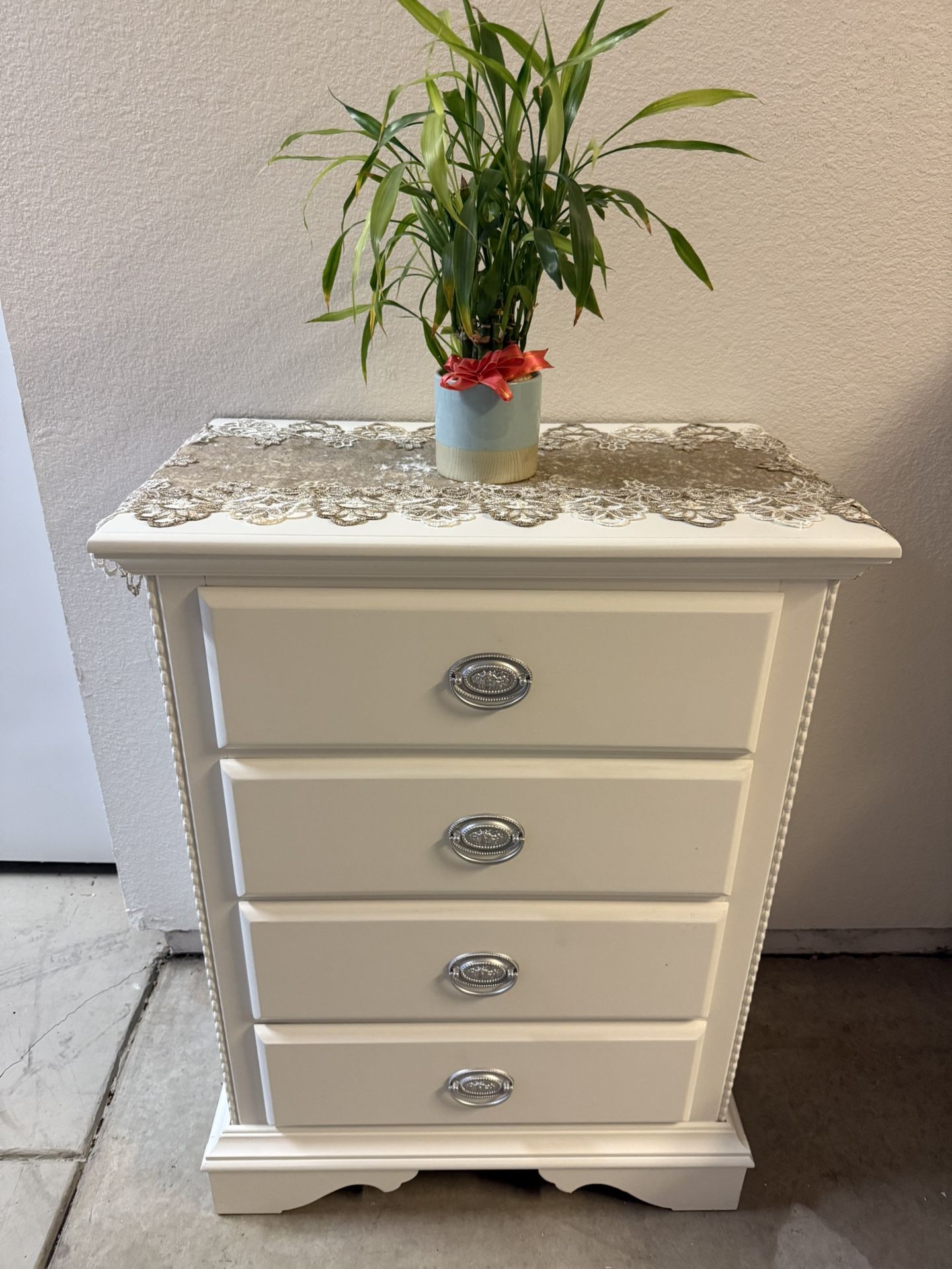 Tall dresser, with 4 drawers