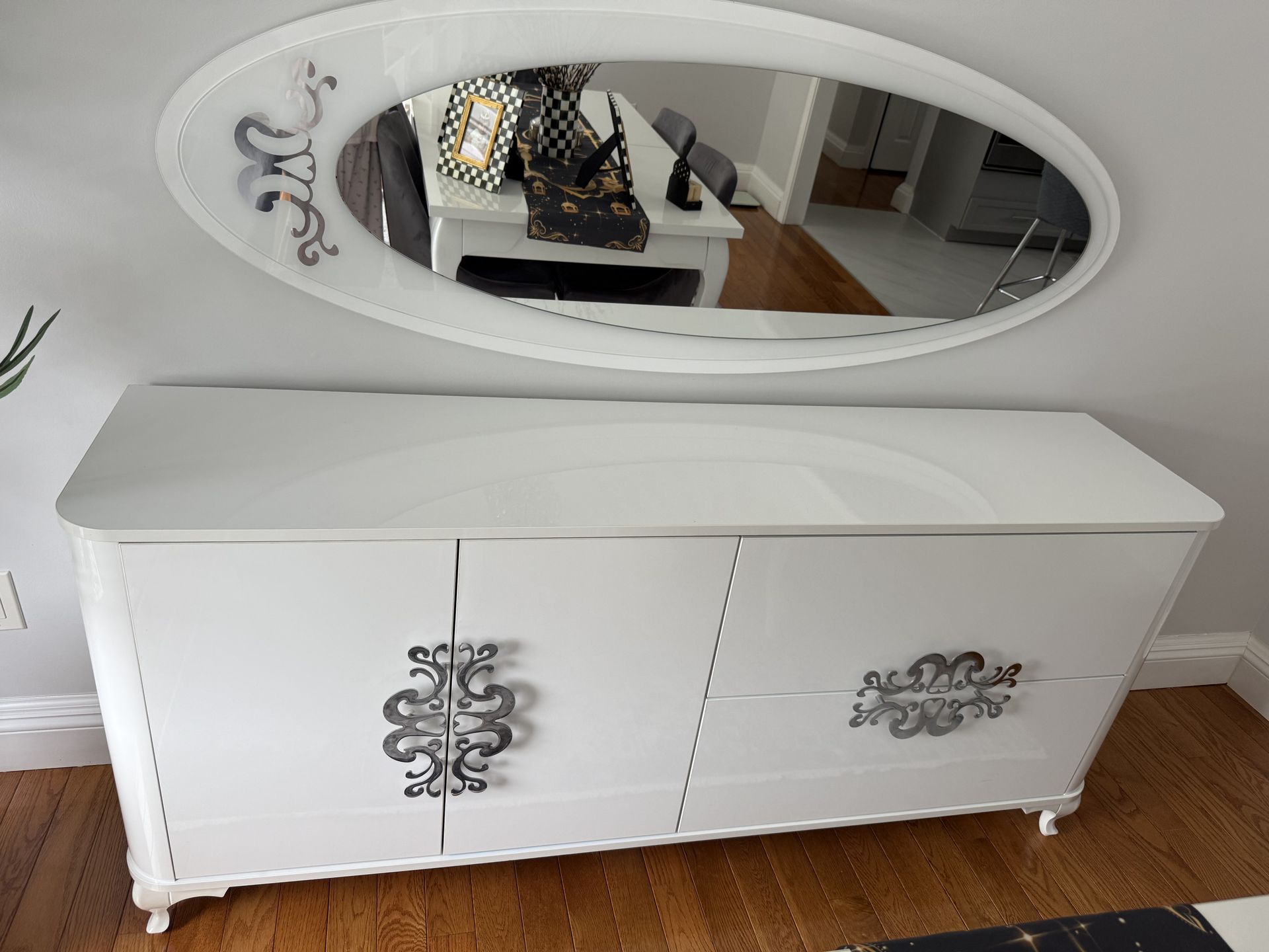 White glossy console with mirror