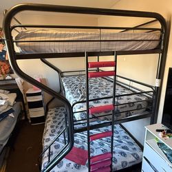 Triple bunk bed