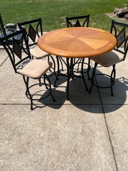 4 Barstools with table