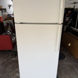 GE 17.5 Cu. Ft. Top Freezer Refrigerator