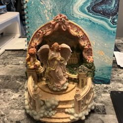 Vintage HTF Classic Treasures 3D Musical ~ Angel with dove  ~ Plays 'Music Box Dancer'