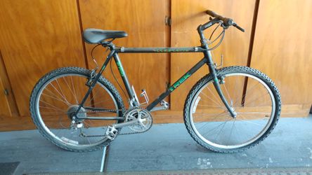 Vintage TREK 8700 bicycle. Carbon fiber. Made in USA.
