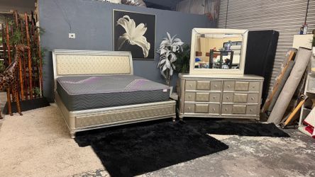 Very Pretty King Size Bedroom Set With Dresser & Mattress - Delivery Available