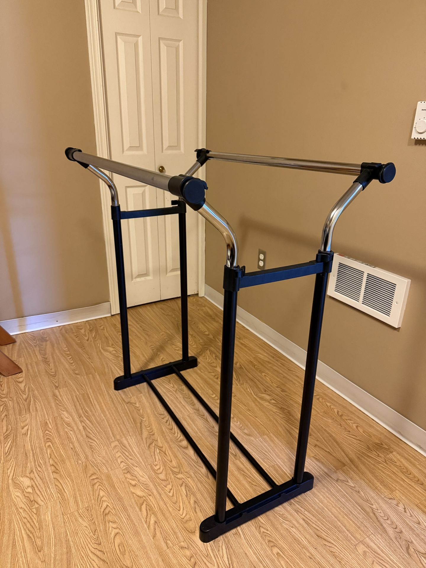 Adjustable Double-Bar Clothing Rack – Heavy Duty & Portable