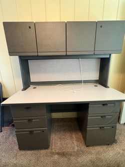 Work desk with hutch