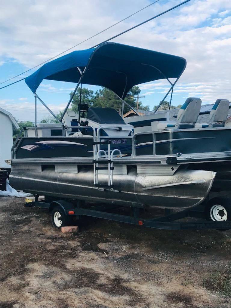 1992 Tracker pontoon w 60 hp Johnson moter Tracker