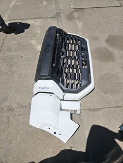 Toyota tundra front bumper grille Oem