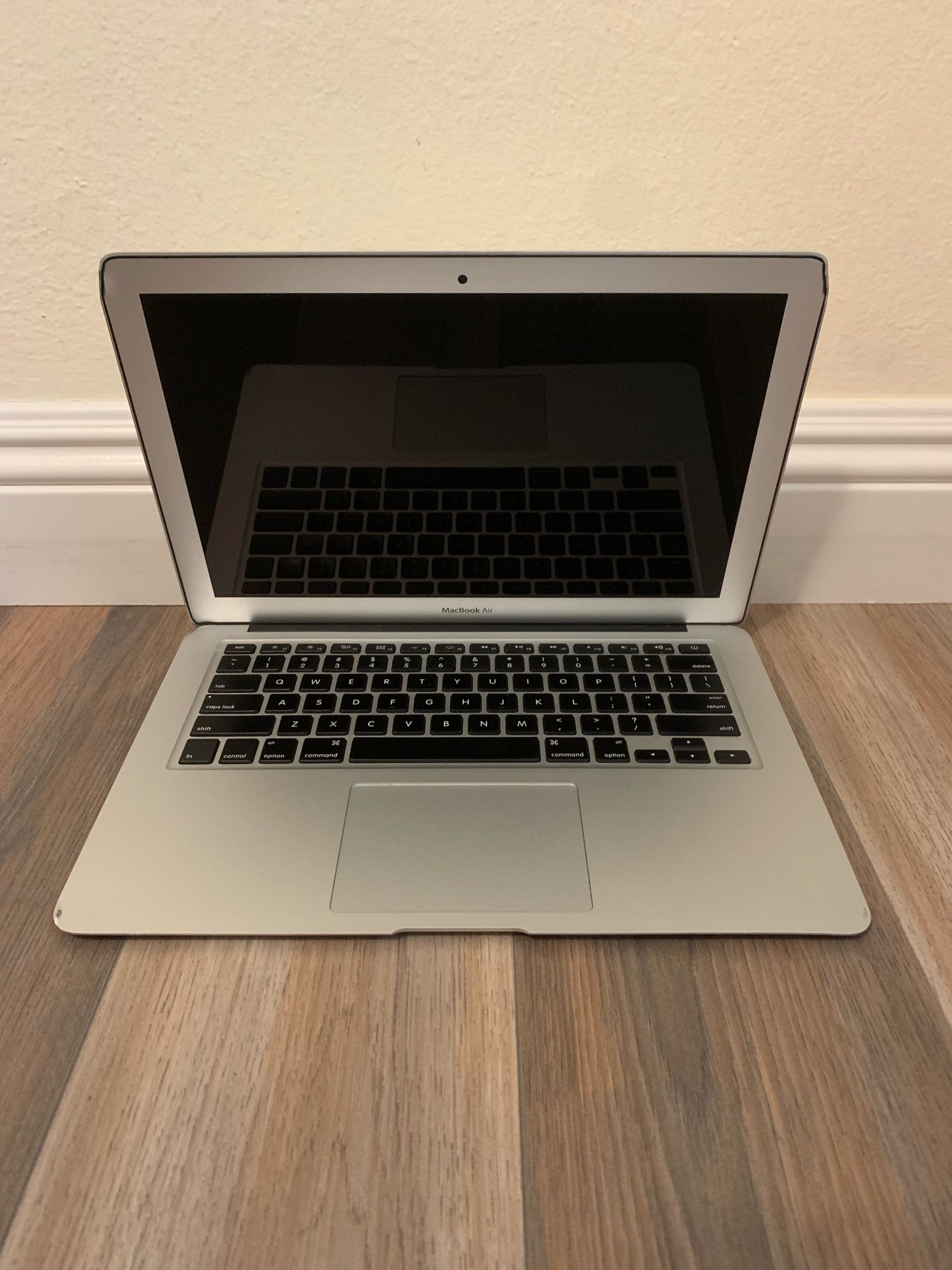 i7 Macbook Air Mid 2013 with 256 GB SSD, 8GB Ram, and Big Sur OS
