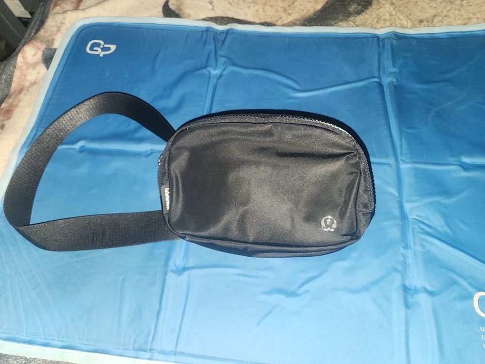 Lululemon Everywhere Belt Bag