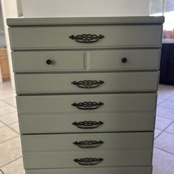 Dresser 80$ 