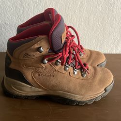 Columbia woman, hiking boots size 6 1/2