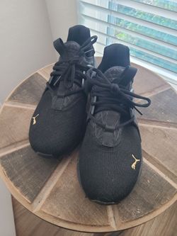 9.5 Women Black Puma Tennis Shoes