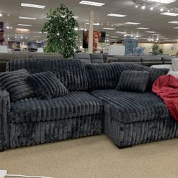 SECTIONALS/SOFAS 