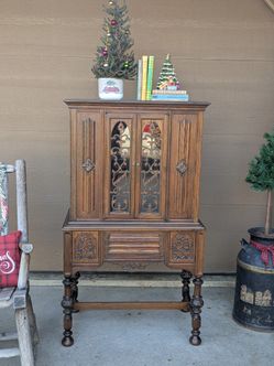 Antique William & Mary Style Carved Walnut Cabinet Hutch Cupboard Circa 20th Century 