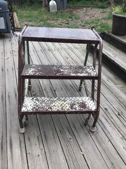 ROLLING 3 STEP LADDER