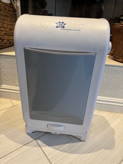 EyeVac Pet Touchless Vacuum