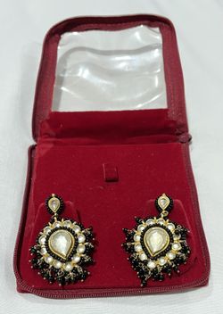 Earrings pierced - Black beads